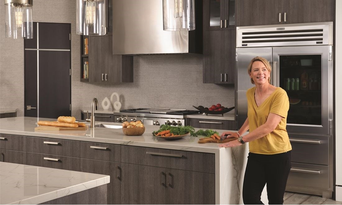 Annika Sorenstam finds time to prepare the family’s evening meal in her spacious, contemporary kitchen.