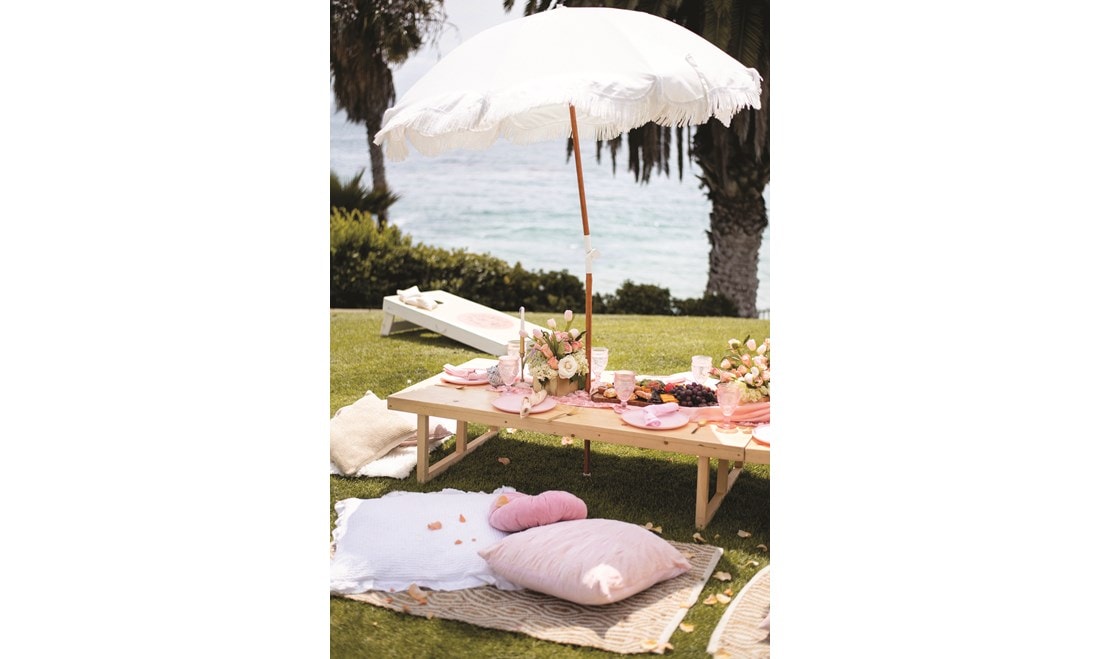 Scenic boho-beach aesthetic by Pop-Up Parties using vintage linens and glassware