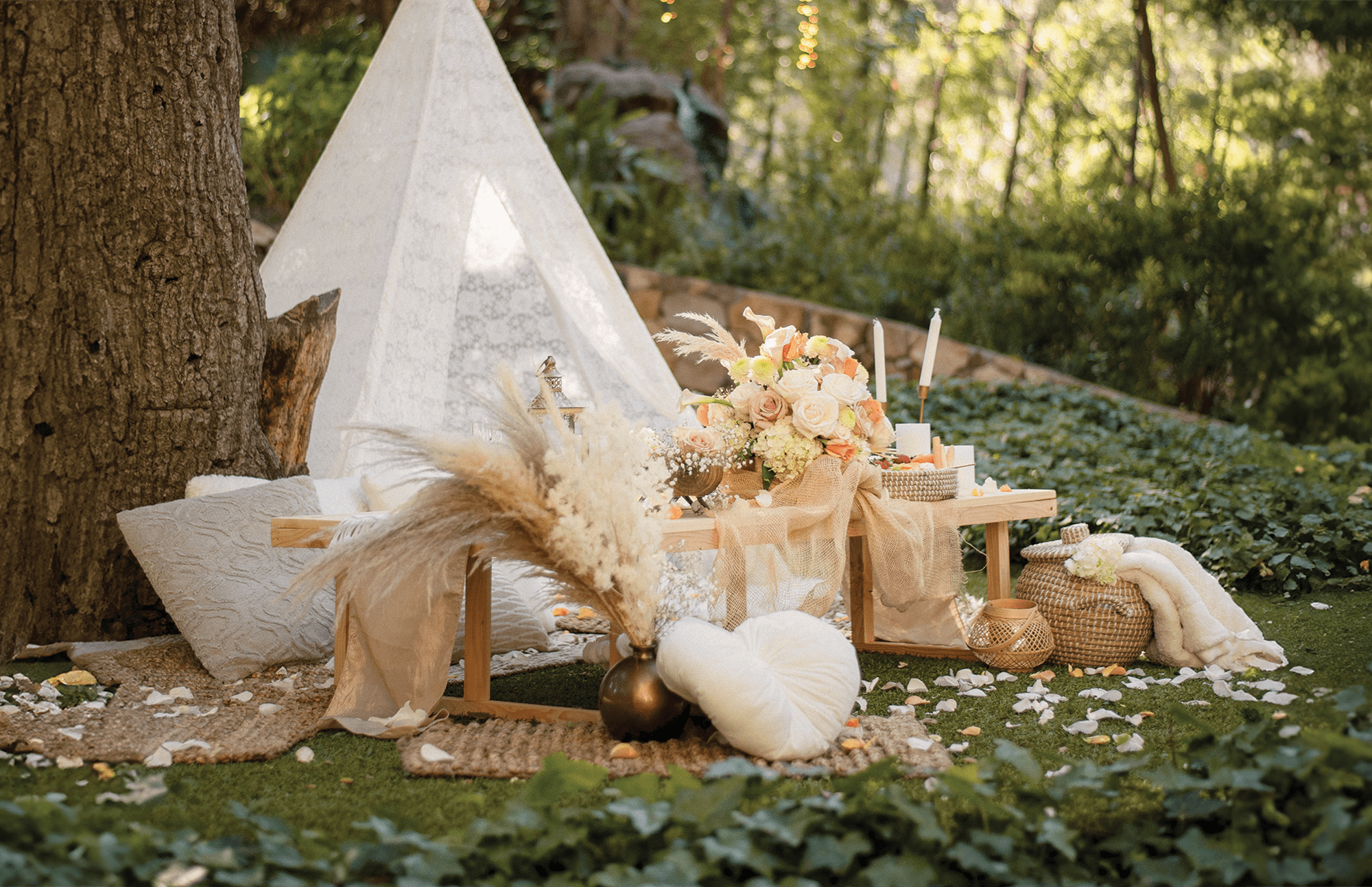 Scenic boho-beach aesthetic by Pop-Up Parties using vintage linens and glassware