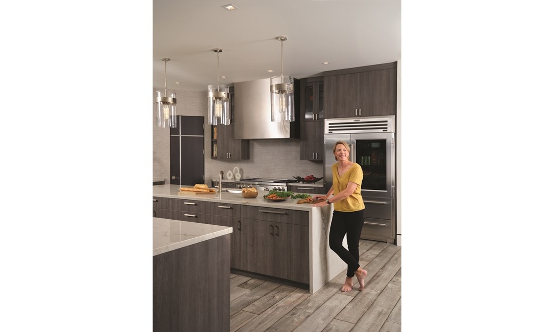 Annika Sorenstam finds time to prepare the family’s evening meal in her spacious, contemporary kitchen.