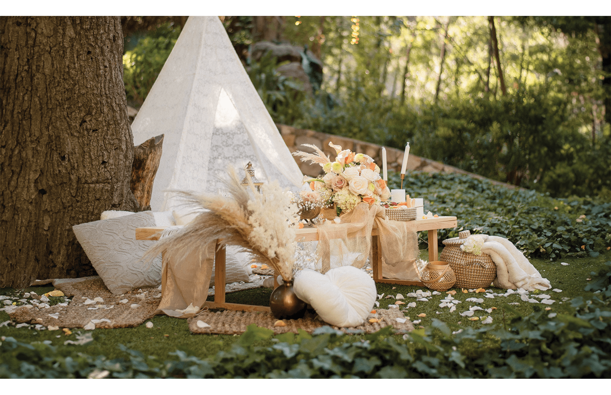 Scenic boho-beach aesthetic by Pop-Up Parties using vintage linens and glassware