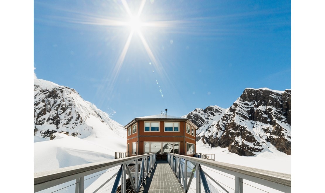 Sheldon Chalet offers adventure gear, glacier guides and helicopter sightseeing tours